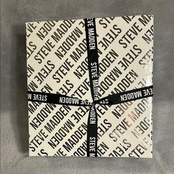 Steve Madden Beanie and Scarf Gift Set - Picture 7 of 9